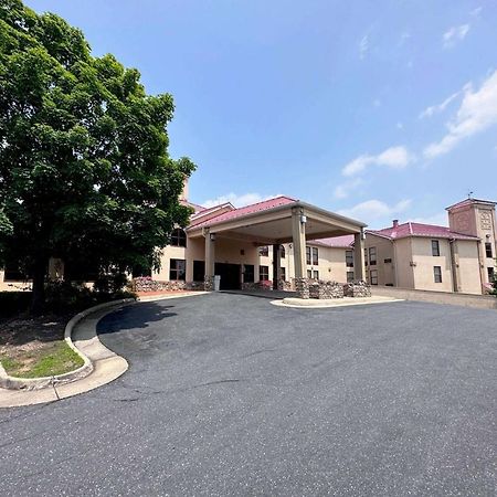 Wingate By Wyndham Waynesboro Hotel Bagian luar foto