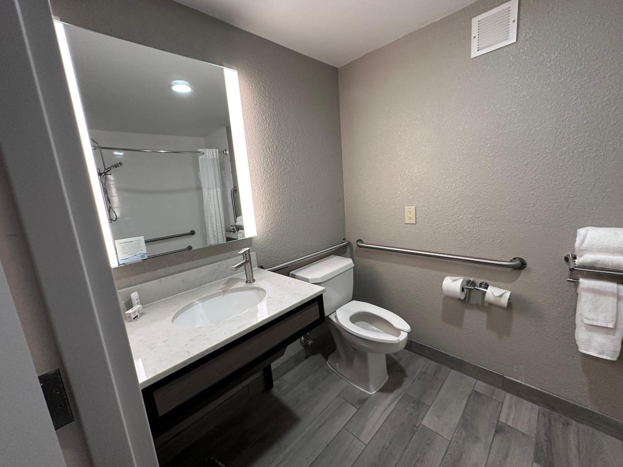 Wingate By Wyndham Waynesboro Hotel Bagian luar foto