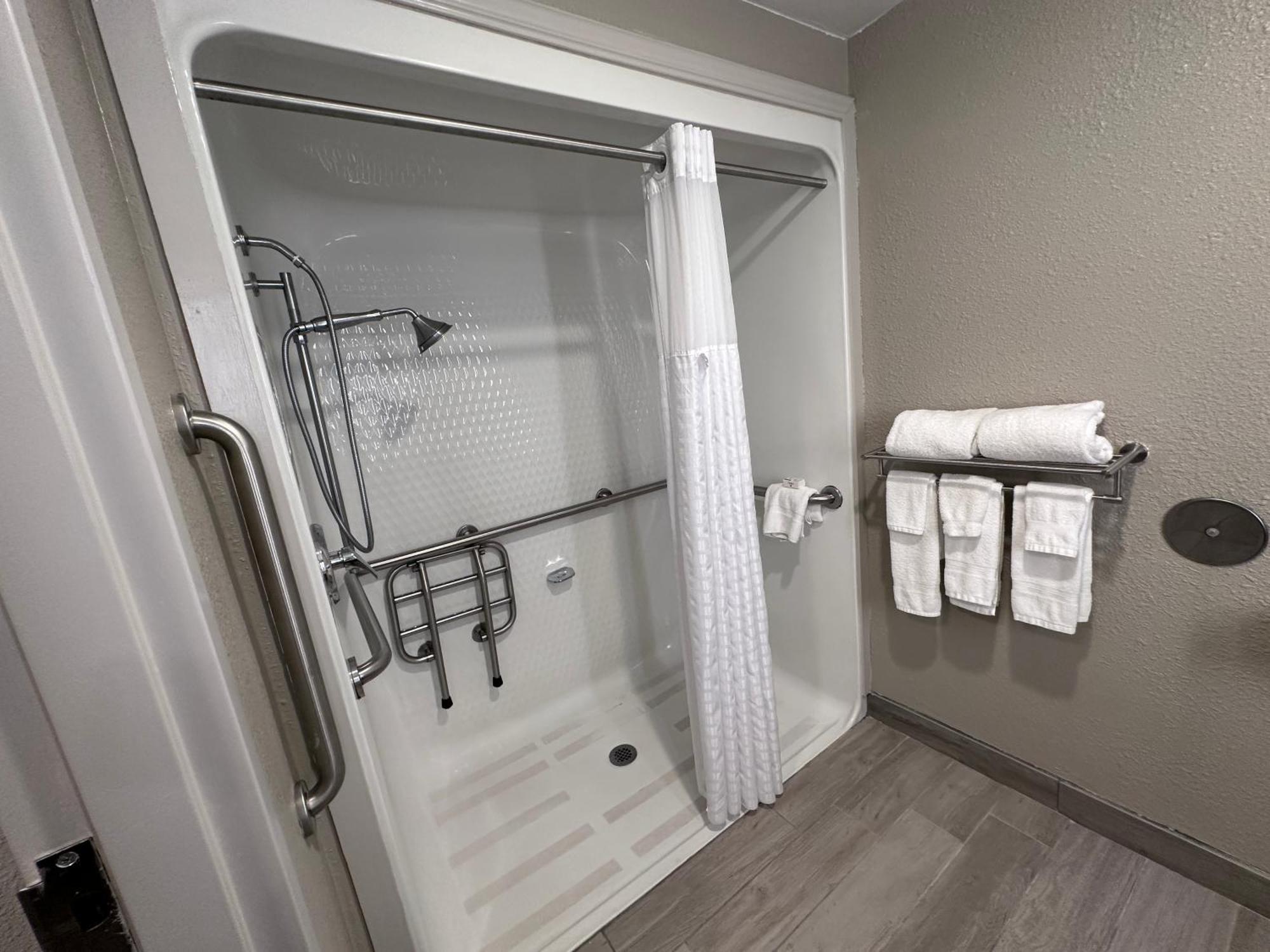 Wingate By Wyndham Waynesboro Hotel Bagian luar foto